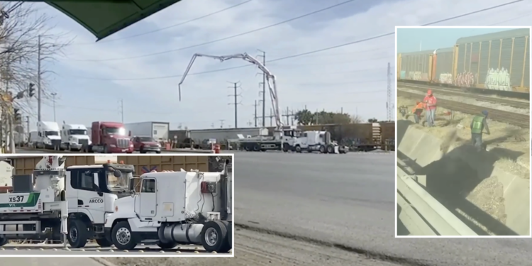 Trabajadores colocan tierra en el cauce mientras avanza la barda de Ferromex. 
