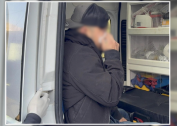 El lesionado fue atendido por paramédicos y trasladado en ambulancia al hospital.