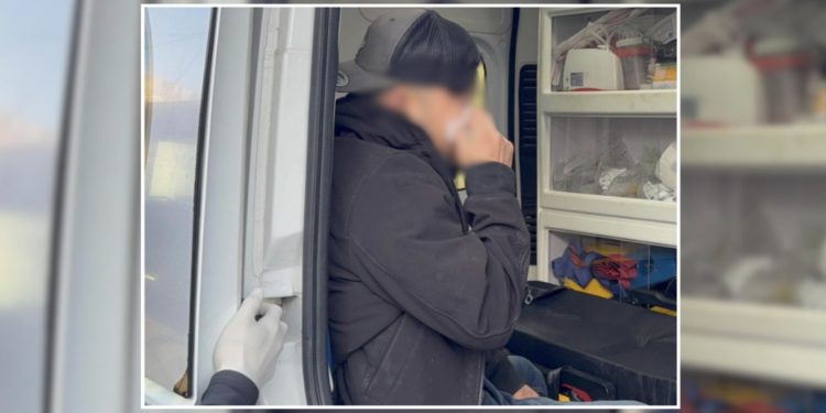 El lesionado fue atendido por paramédicos y trasladado en ambulancia al hospital.