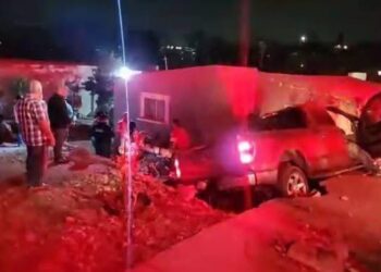 La camioneta terminó incrustada en el interior de la vivienda tras derribar un muro.