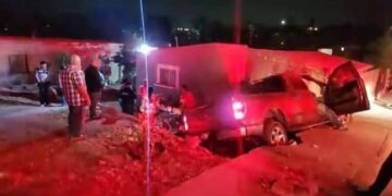La camioneta terminó incrustada en el interior de la vivienda tras derribar un muro.