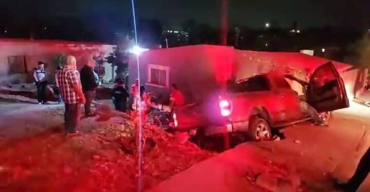 La camioneta terminó incrustada en el interior de la vivienda tras derribar un muro.