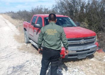Detienen a dos por robo de camioneta en la colonia Bravo.