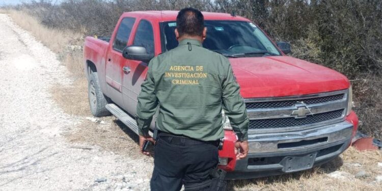 Detienen a dos por robo de camioneta en la colonia Bravo.