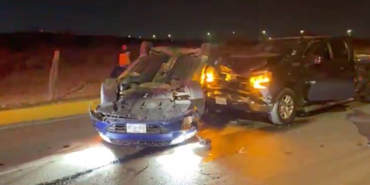 El vehículo Kia K5 terminó volcado tras impactarse contra un señalamiento y una camioneta.