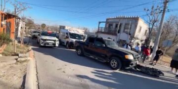 La motocicleta quedó incrustada en la camioneta tras el percance.