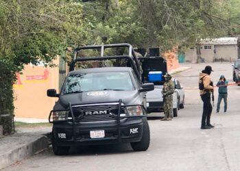 Detienen a pareja tras diligencia judicial en la zona centro.