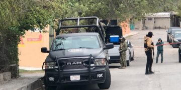 Detienen a pareja tras diligencia judicial en la zona centro.