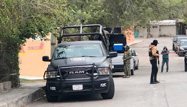 Detienen a pareja tras diligencia judicial en la zona centro.