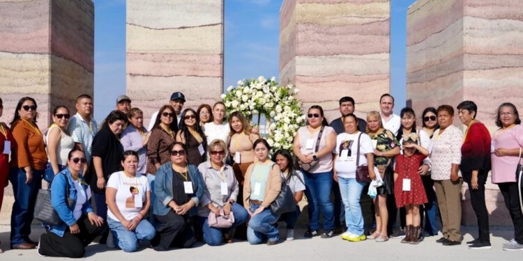 La presidenta y el gobernador de Coahuila recorrieron el mausoleo en memoria de los 65 mineros.