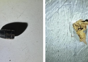 El proyectil atravesó el techo de la vivienda.