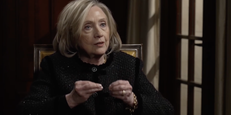 Hillary Clinton ofreció declaraciones durante su participación en un foro en Berlín.