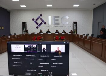 Consejo General del IEC durante sesión reciente.