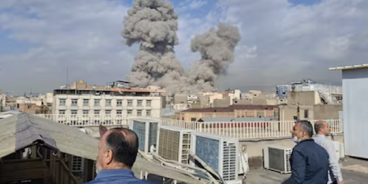 Explosiones se escuchan en varias ciudades iraníes tras el inicio de la ofensiva estadounidense e israelí.