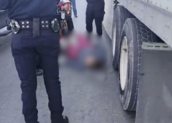 Paramédicos brindaron atención a la mujer lesionada.