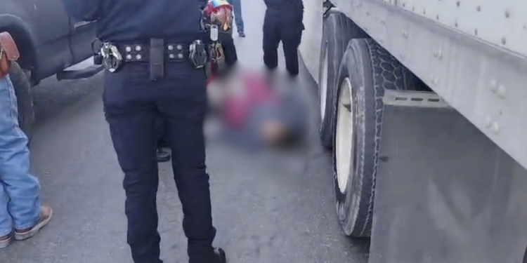 Paramédicos brindaron atención a la mujer lesionada.