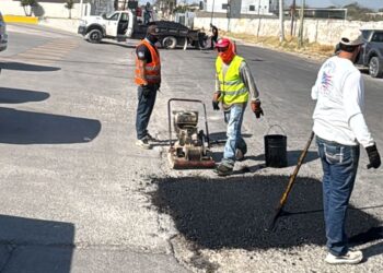 Cuadrilla municipal en reparación de bache