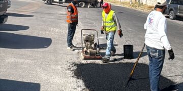 Cuadrilla municipal en reparación de bache