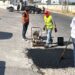 Cuadrilla municipal en reparación de bache