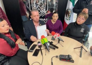 Regidores durante la conferencia en la que informaron sobre la entrega del escrito a Simas.