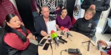 Regidores durante la conferencia en la que informaron sobre la entrega del escrito a Simas.