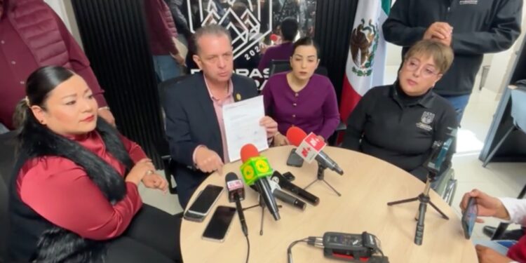 Regidores durante la conferencia en la que informaron sobre la entrega del escrito a Simas.