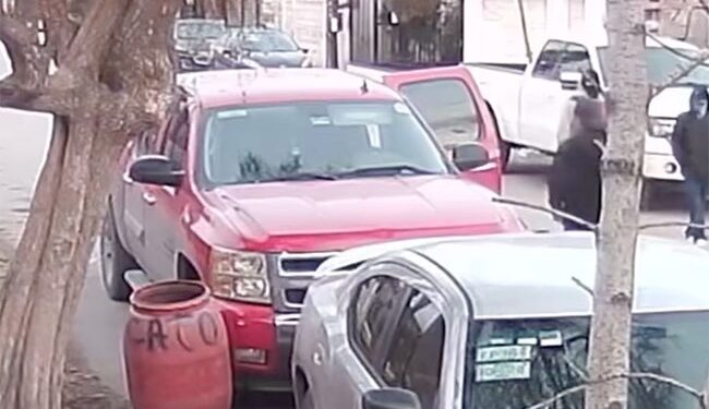 La camioneta fue localizada abandonada en un camino de terracería.