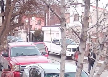 Detienen a dos por robo de camioneta en la colonia Bravo.