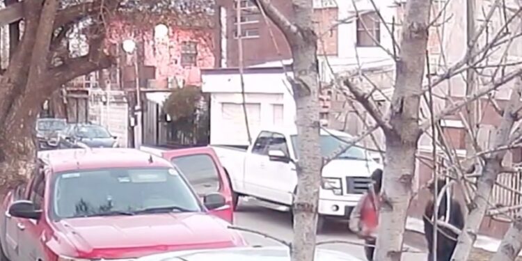 Detienen a dos por robo de camioneta en la colonia Bravo.