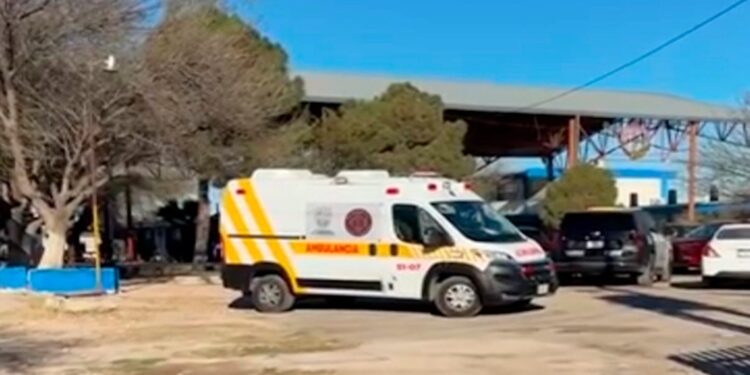 Ambulancia de Bomberos acudió al plantel tras el reporte.