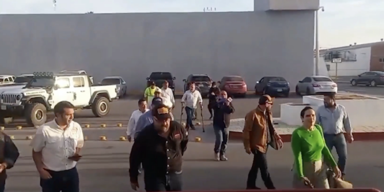 Empresarios transportistas acudieron a Seguridad Pública para solicitar explicaciones por multas y retiro de placas.