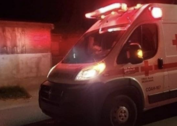 El lesionado fue trasladado por paramédicos a un hospital tras la agresión.