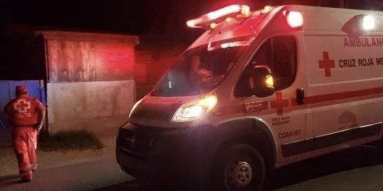 El lesionado fue trasladado por paramédicos a un hospital tras la agresión.