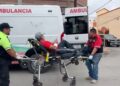 Adulto mayor fue auxiliado por paramédicos tras ser atropellado por un taxi en el cruce de Fuente y Zaragoza, en el centro de Piedras Negras.