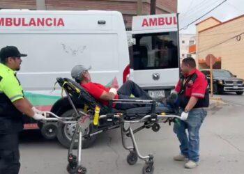 Adulto mayor fue auxiliado por paramédicos tras ser atropellado por un taxi en el cruce de Fuente y Zaragoza, en el centro de Piedras Negras.