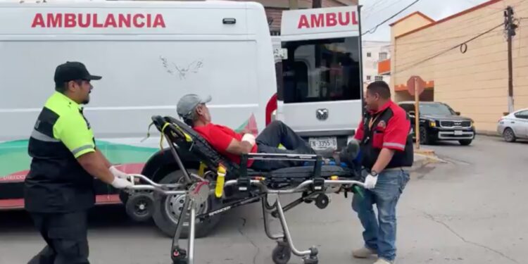Adulto mayor fue auxiliado por paramédicos tras ser atropellado por un taxi en el cruce de Fuente y Zaragoza, en el centro de Piedras Negras.