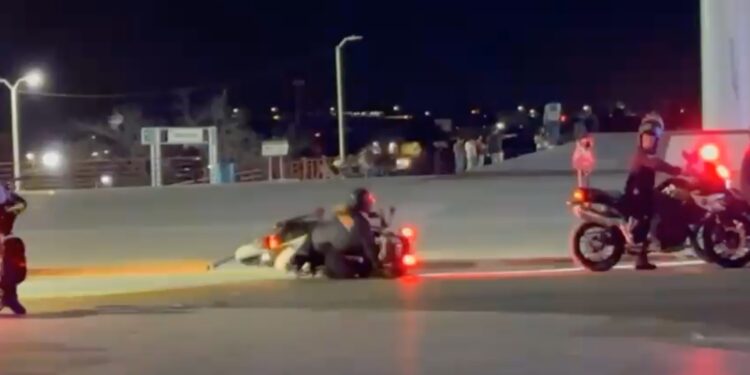 El momento en que el elemento pierde el control de la motocicleta generó miles de reacciones en redes.