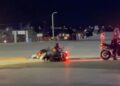 Policía municipal cae de una de las nuevas motocicletas durante el arranque de una rodada en la Gran Plaza.