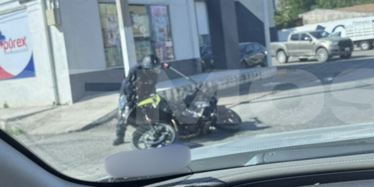Ciudadanos captaron al oficial tras la caída en la avenida Progreso.