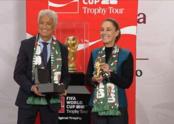 Claudia Sheinbaum recibió una réplica del trofeo de la Copa Mundial 2026.