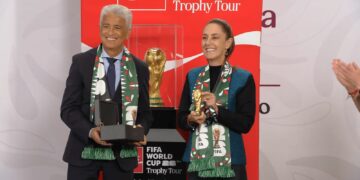 Claudia Sheinbaum recibió una réplica del trofeo de la Copa Mundial 2026.