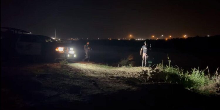 Autoridades realizaron maniobras para recuperar el cuerpo localizado en el Río Bravo.