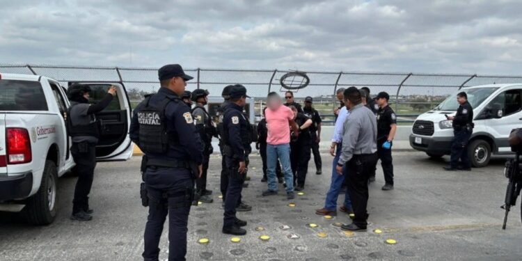 El detenido fue entregado a agentes estadounidenses en el Puente Internacional II.