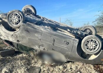 Volcadura en el camino La Vieja Saucedo dejó un fallecido y dos lesionados.