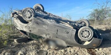 Volcadura en el camino La Vieja Saucedo dejó un fallecido y dos lesionados.