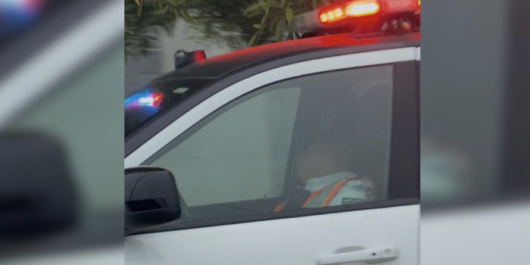 El elemento fue captado dentro de la unidad estacionada sobre el bulevar Fausto Z. Martínez.