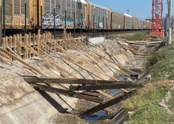 Vigas, escombro y plastas de concreto se observan dentro del cauce del arroyo en la zona de la ruta fiscal.