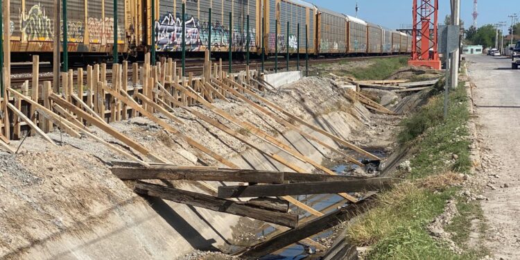 Vigas, escombro y plastas de concreto se observan dentro del cauce del arroyo en la zona de la ruta fiscal.