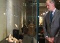 Felipe VI durante su visita a la exposición sobre culturas originarias de México en el Museo Arqueológico Nacional de Madrid.