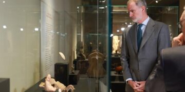 Felipe VI durante su visita a la exposición sobre culturas originarias de México en el Museo Arqueológico Nacional de Madrid.